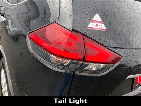 Used 2018 Nissan Rogue SV image 30