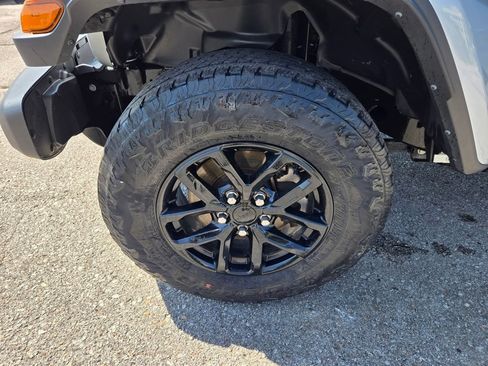 Used 2023 Jeep Gladiator Sport AWD/4WD image 12