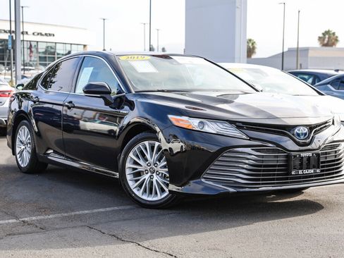 Certified 2019 Toyota Camry XLE FWD image 1