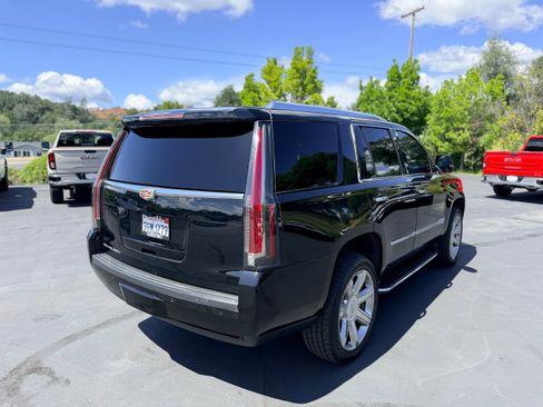 Used 2019 Cadillac Escalade Luxury AWD/4WD image 7