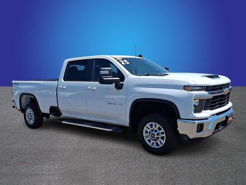 Used 2025 Chevrolet Silverado 2500 LT w/ Convenience Package AWD/4WD image 2