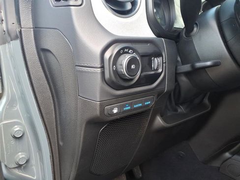 Used 2025 Jeep Wrangler Unlimited Sahara image 7