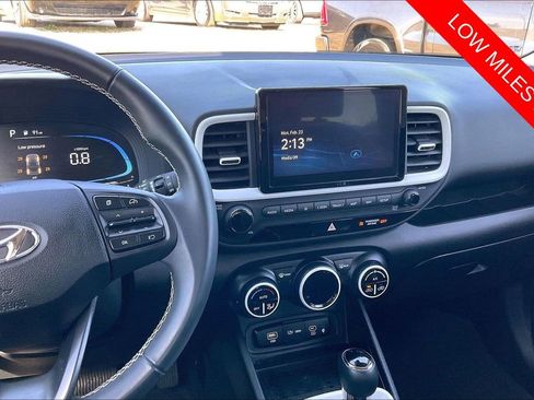 Used 2025 Hyundai Venue Limited FWD image 6