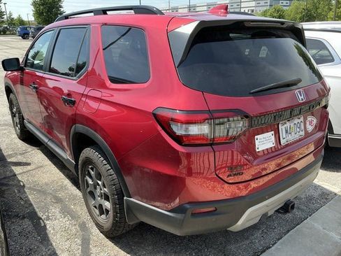 Used 2025 Honda Pilot TrailSport image 9