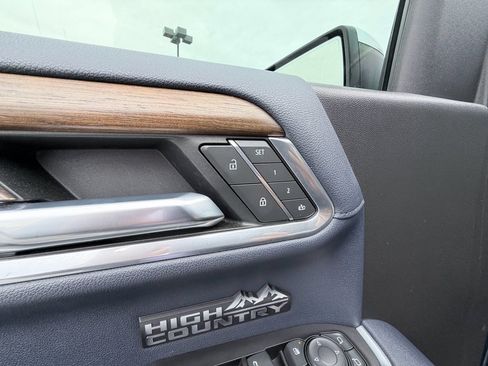 Used 2022 Chevrolet Silverado 1500 High Country w/ Technology Package image 32