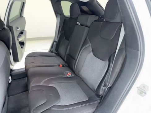 Used 2019 Jeep Cherokee Latitude w/ Popular Appearance Group AWD/4WD image 21
