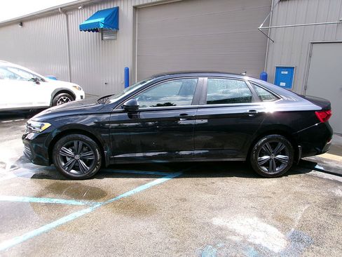 Used 2024 Volkswagen Jetta SE w/ Panoramic Sunroof Package FWD image 3