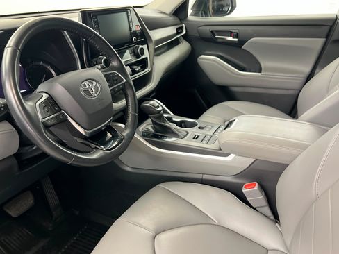 Used 2021 Toyota Highlander XLE AWD/4WD image 16