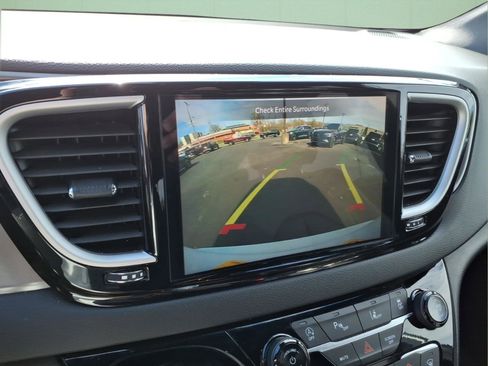 Used 2025 Chrysler Pacifica Select image 24