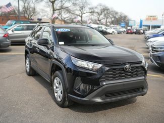 Used 2019 Toyota RAV4 LE video 1