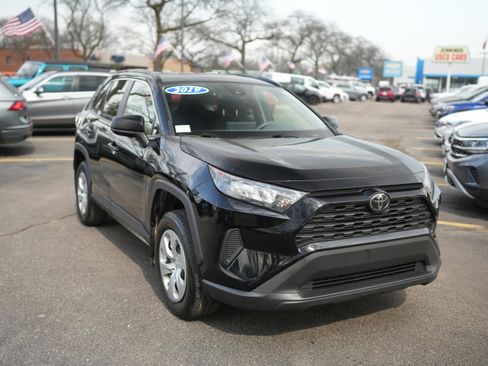 Used 2019 Toyota RAV4 LE image 1