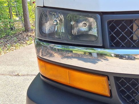 Used 2017 Chevrolet Express 3500 image 11