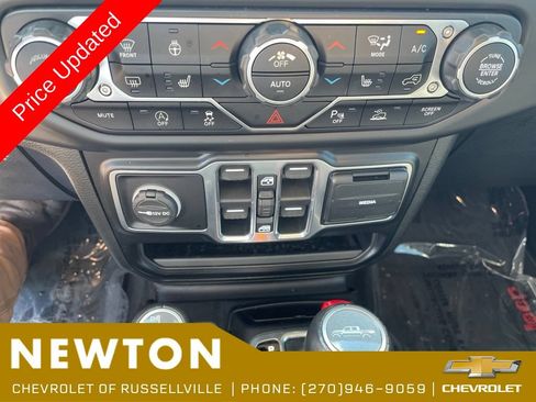 Used 2020 Jeep Gladiator Overland AWD/4WD image 11