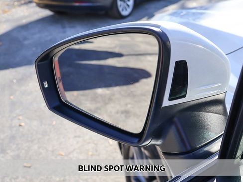 Used 2024 Volkswagen Tiguan SE w/ Panoramic Sunroof Package FWD image 5