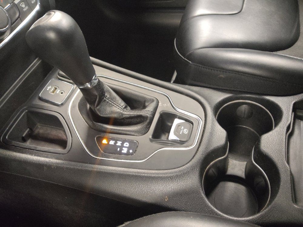 Used 2019 Jeep Cherokee Latitude Plus FWD image 26