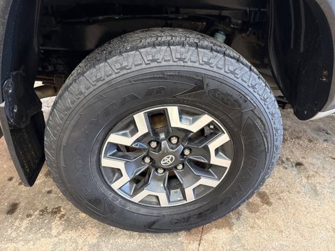 Used 2016 Toyota Tacoma TRD Off-Road w/ Premium & Technology Package image 12