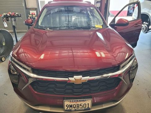 Used 2024 Chevrolet Trax LT w/ Driver Confidence Package FWD image 2
