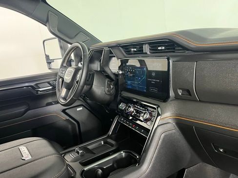 Used 2025 GMC Sierra 2500 AT4 image 32