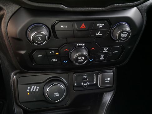 Used 2022 Jeep Renegade Altitude w/ Convenience Group AWD/4WD image 23