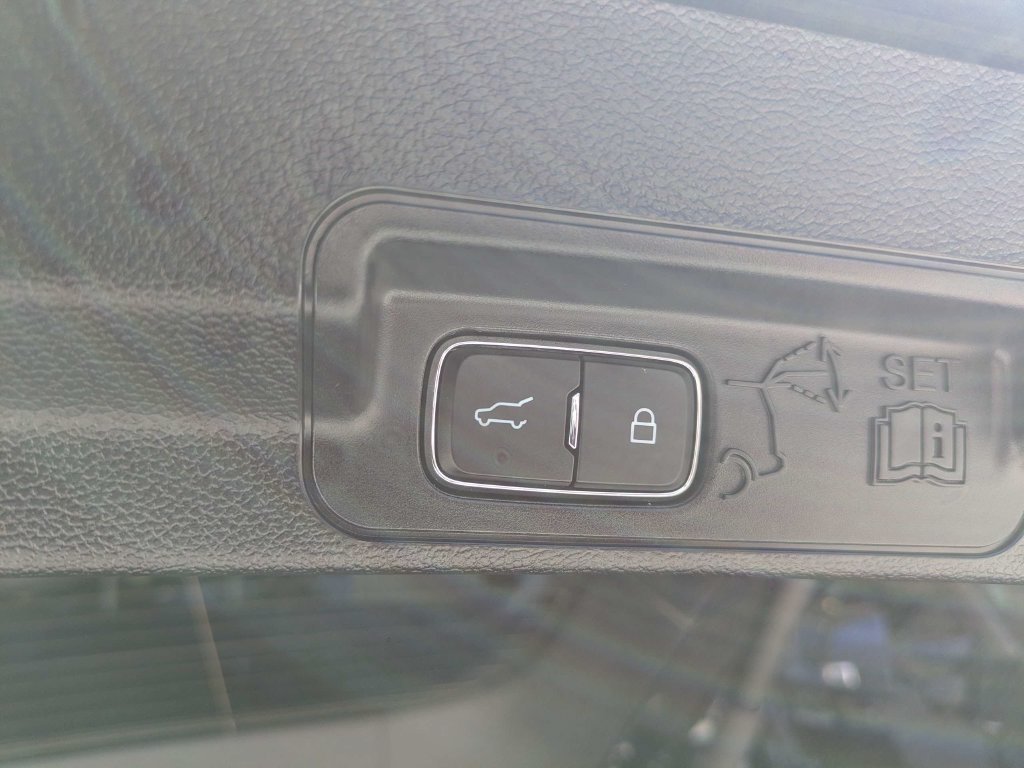 Used 2023 Ford Explorer XLT RWD image 14