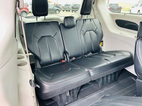 Used 2022 Chrysler Pacifica Touring-L FWD image 31