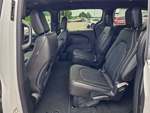 New 2027 Chrysler Pacifica Select FWD image 30