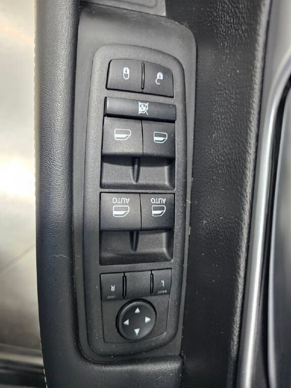 Used 2023 Chrysler Pacifica Touring FWD image 28
