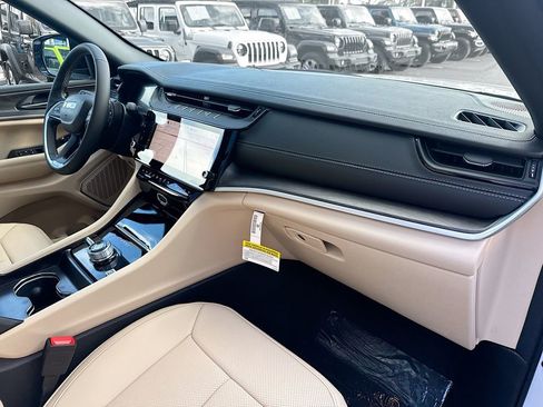 New 2026 Jeep Grand Cherokee Limited w/ Luxury Tech Group II AWD/4WD image 33