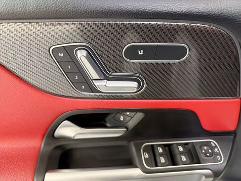 Used 2022 Mercedes-Benz GLB 250 image 11