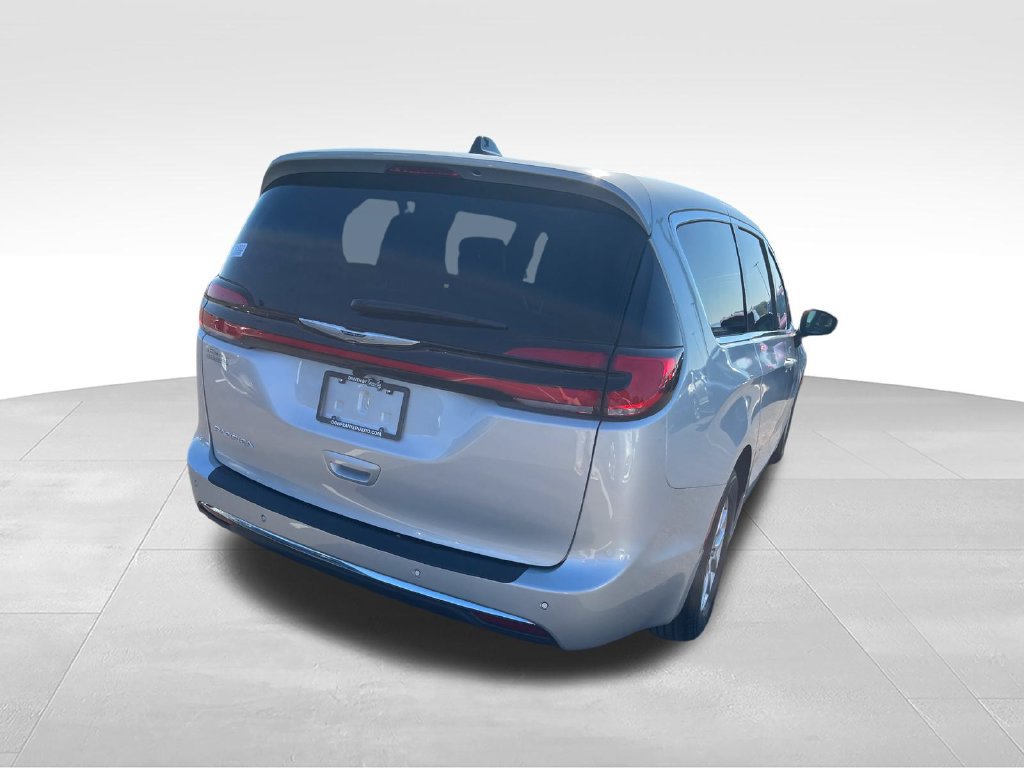 Used 2026 Chrysler Pacifica Select FWD image 5