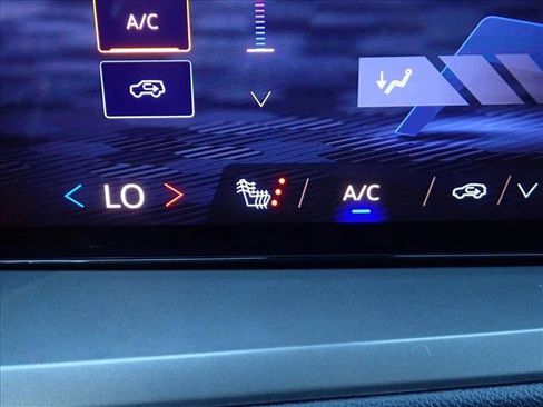 Used 2025 Chevrolet Traverse LT image 21