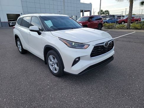 Used 2021 Toyota Highlander LE image 2