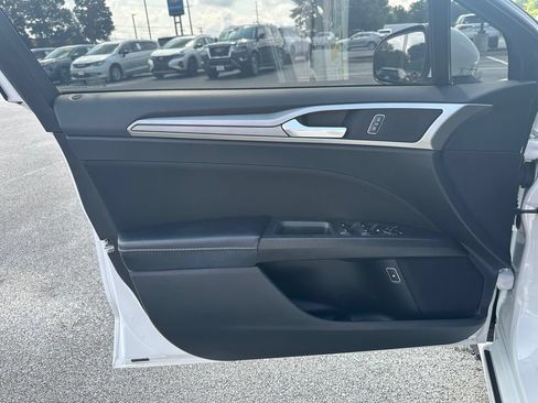 Used 2020 Ford Fusion SE FWD image 12