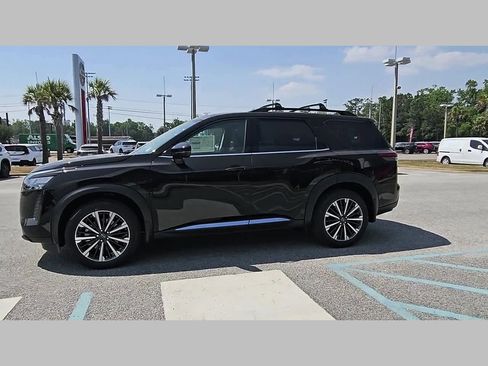 New 2026 Nissan Pathfinder Platinum FWD image 25