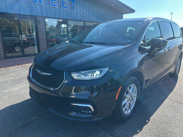 Used 2023 Chrysler Pacifica Touring-L FWD image 2