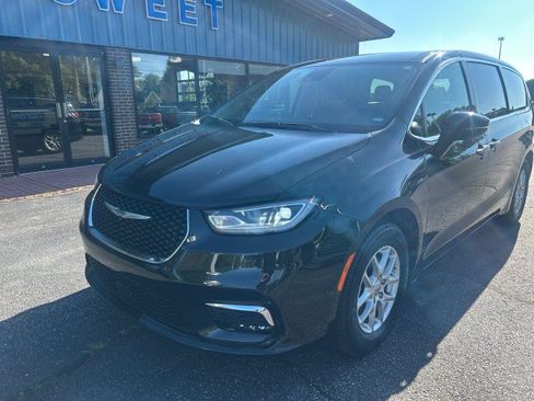 Used 2023 Chrysler Pacifica Touring-L FWD image 2