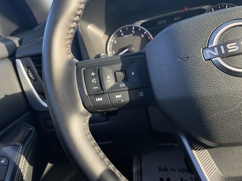 Used 2025 Nissan Rogue SV FWD image 25