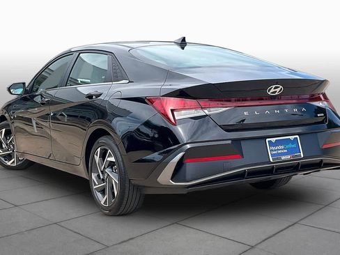 Certified 2025 Hyundai Elantra Limited FWD image 12