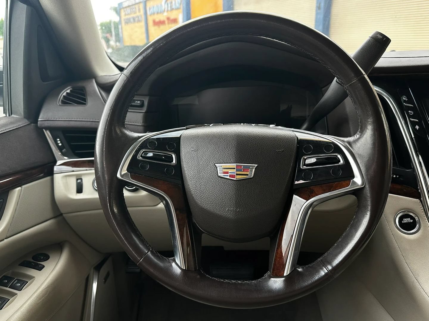Used 2015 Cadillac Escalade Luxury AWD/4WD image 25