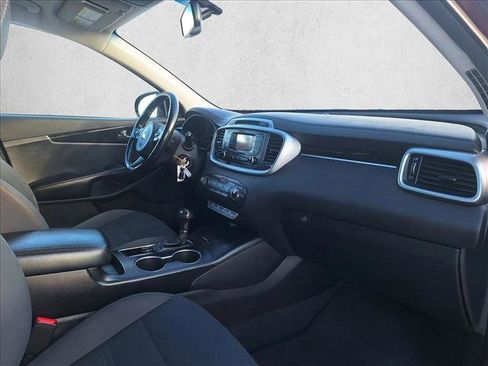 Used 2016 Kia Sorento LX w/ LX Convenience Package image 18
