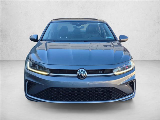 Used 2025 Volkswagen Jetta SE FWD image 2