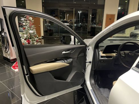 Certified 2024 Cadillac XT4 Luxury w/ Cold Weather Package image 12