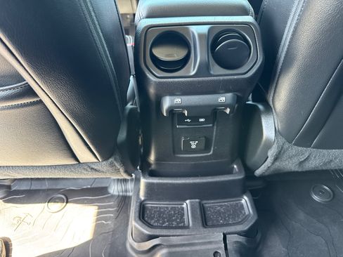 Used 2018 Jeep Wrangler Unlimited Sahara AWD/4WD image 7