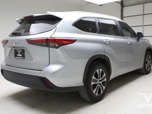 Used 2023 Toyota Highlander XLE FWD image 4
