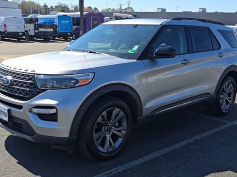 Certified 2022 Ford Explorer XLT w/ Equipment Group 202A image 5