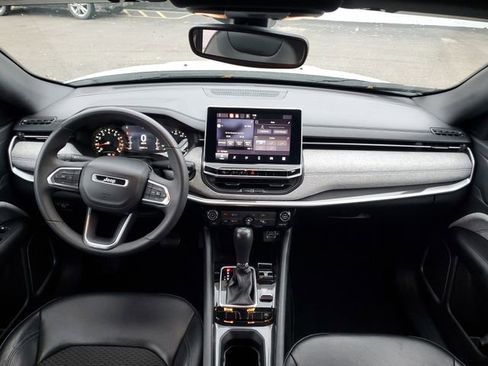 Used 2023 Jeep Compass Latitude image 27