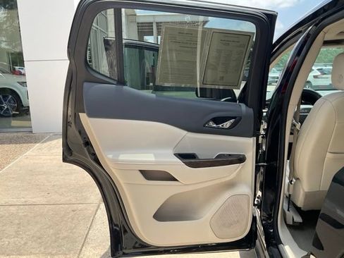 Used 2021 GMC Acadia Denali w/ Denali Technology Package FWD image 24