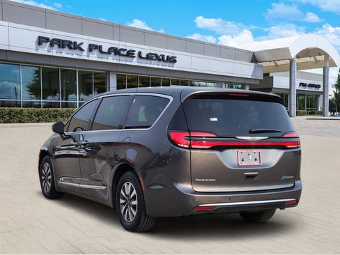 Used 2022 Chrysler Pacifica Limited image 4