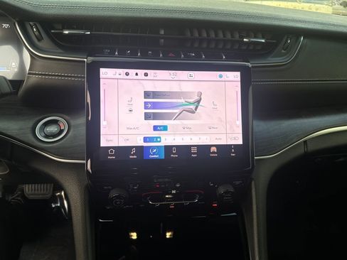 Used 2024 Jeep Grand Cherokee Limited image 19