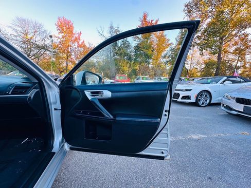 Used 2011 Lexus CT 200h Premium image 26